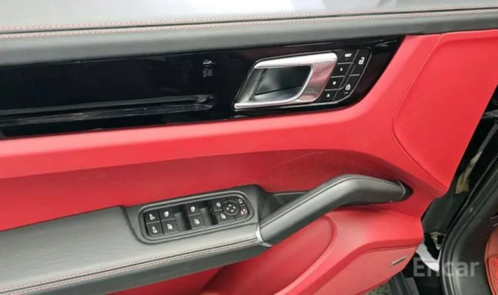 photo_5318857065684400431_y