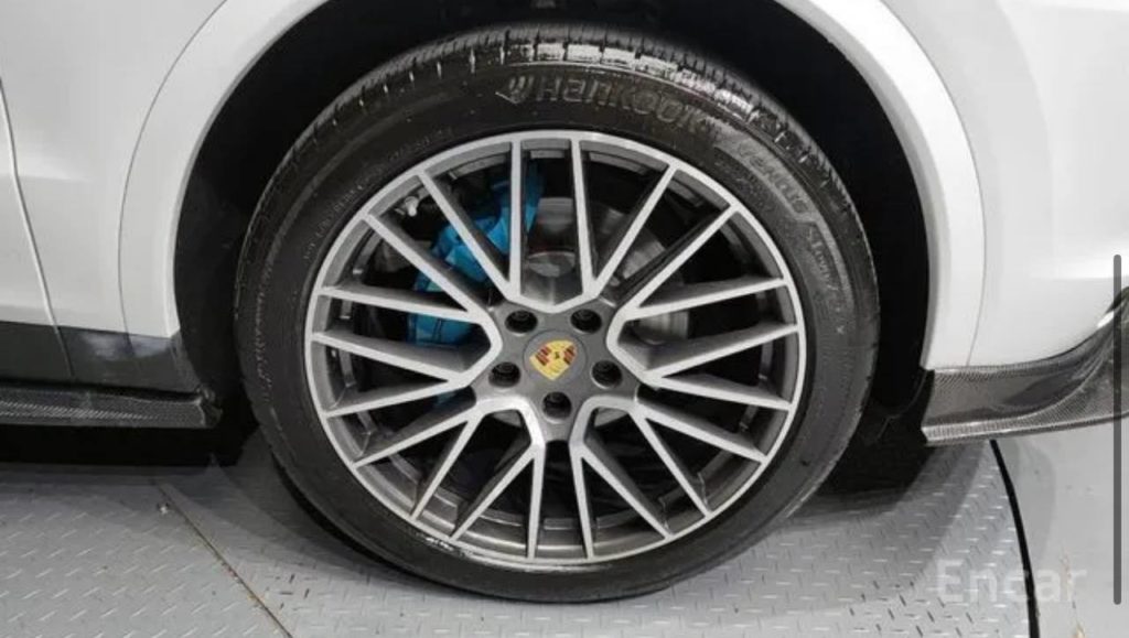 photo_5318857065684400468_y