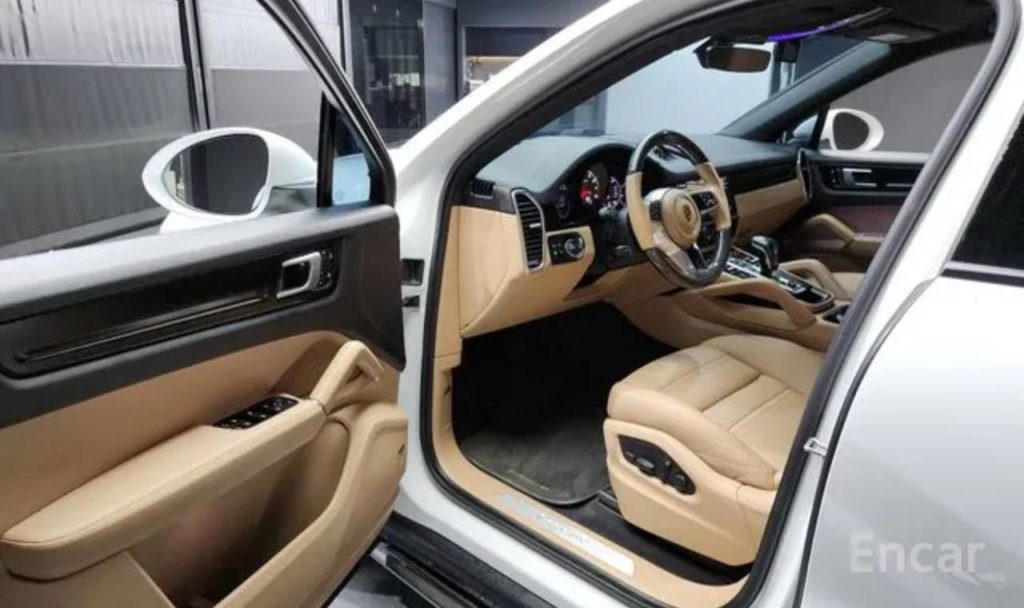 photo_5318857065684400473_y