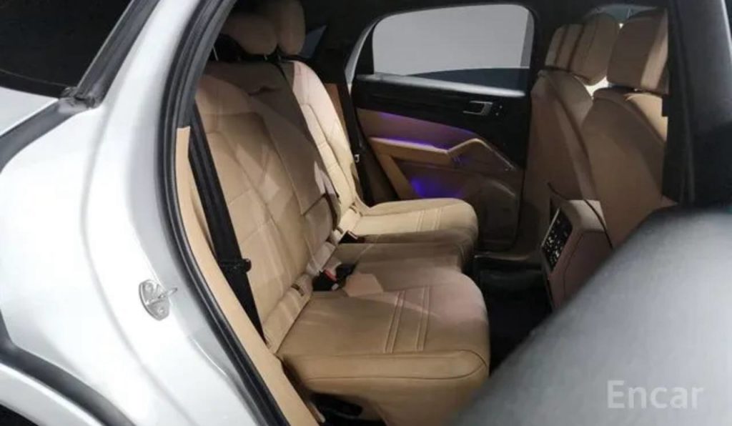 photo_5318857065684400475_y