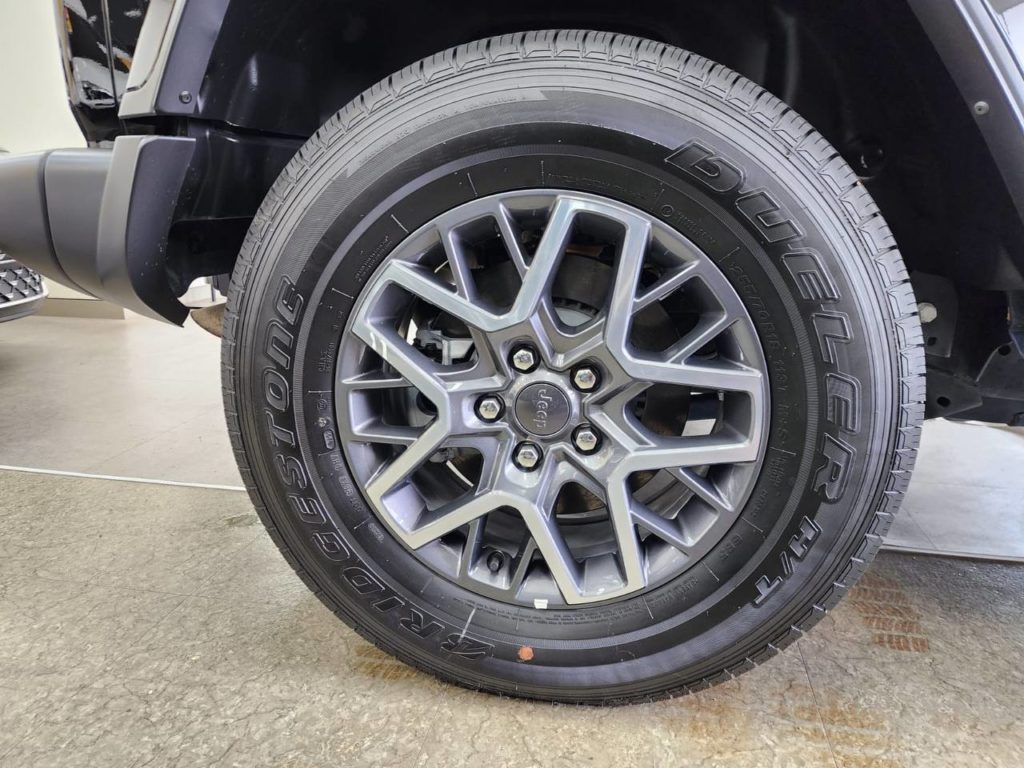 photo_5327960274638076813_y