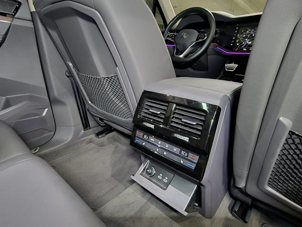 photo_5332433745069866030_y