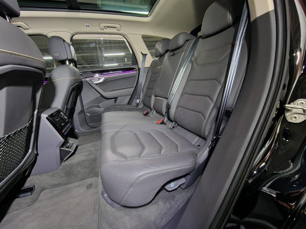 photo_5332433745069866033_y