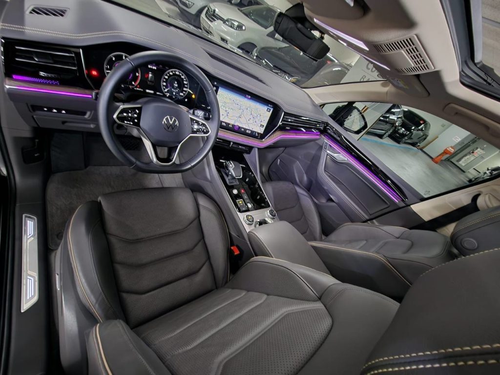 photo_5332433745069866038_y