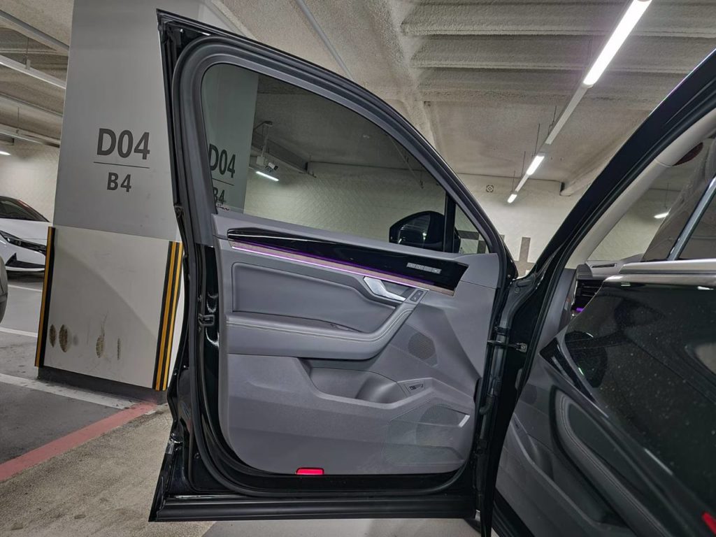 photo_5332433745069866041_y