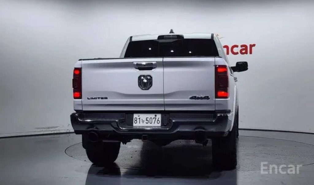 photo_5334685544883549674_y