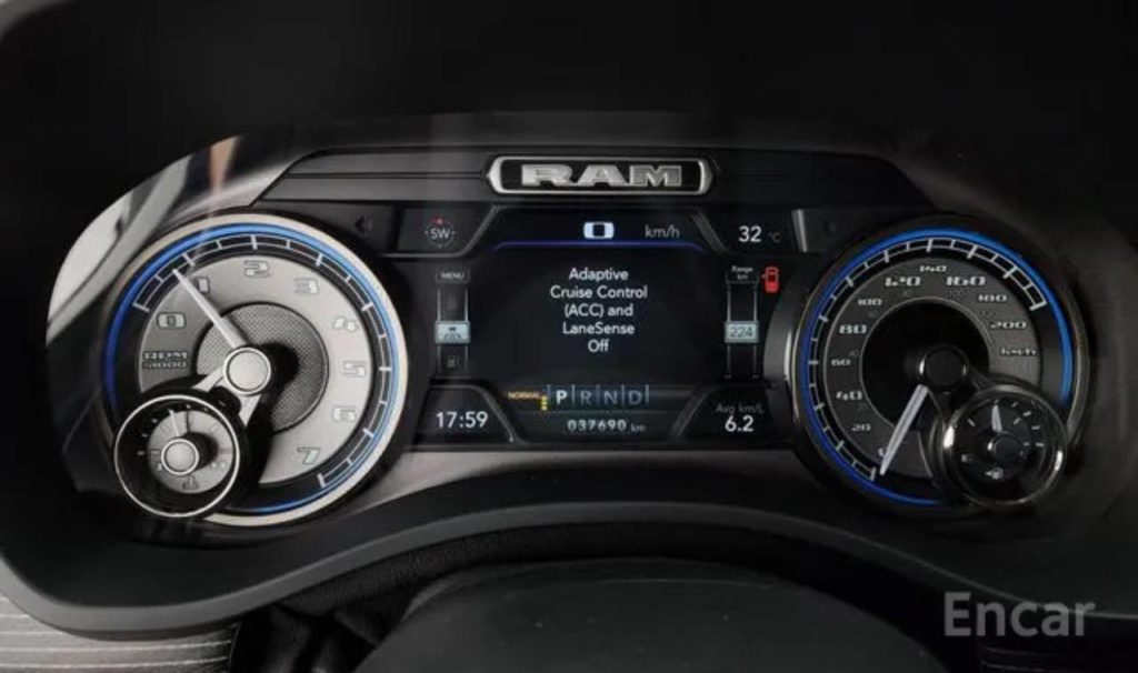 photo_5334685544883549678_y