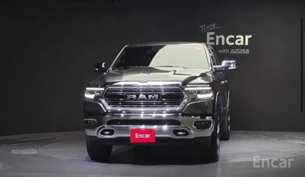 photo_5334685544883549813_y