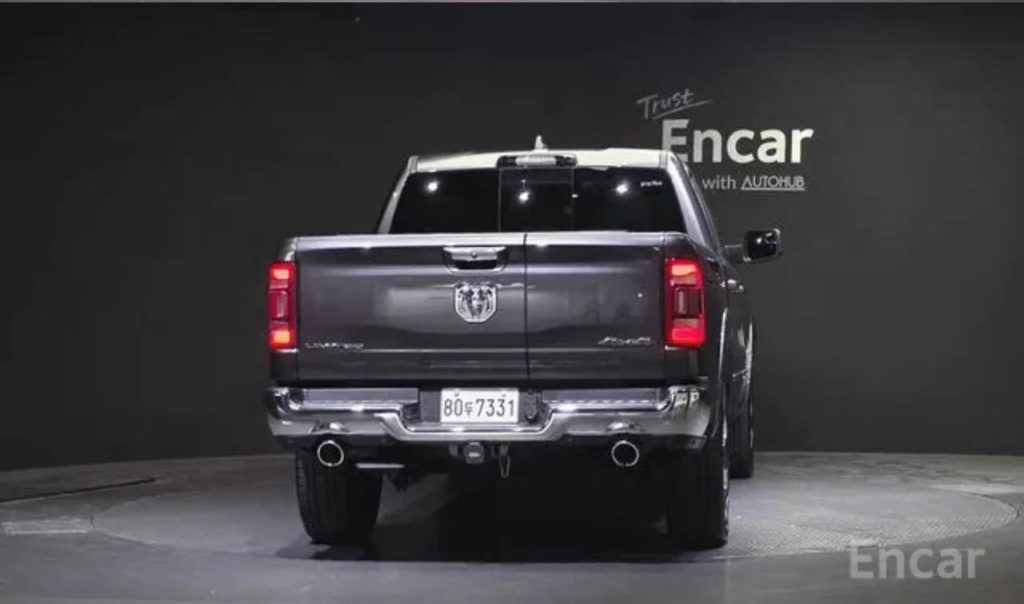 photo_5334685544883549814_y