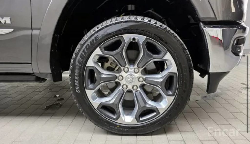 photo_5334685544883549815_y