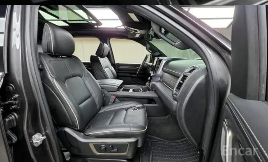 photo_5334685544883549820_y