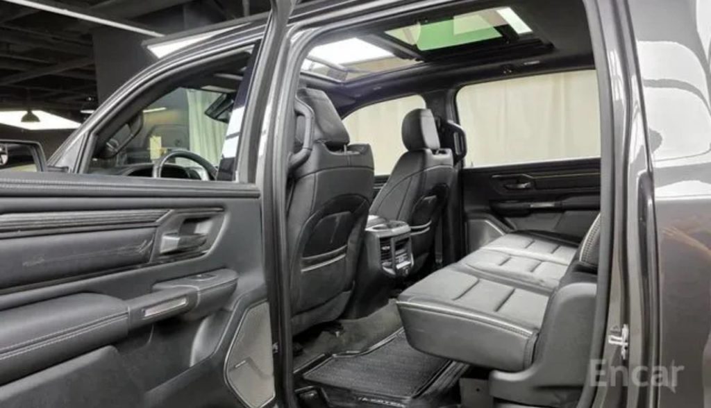 photo_5334685544883549828_y