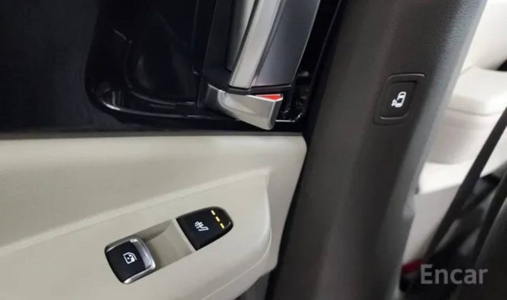 photo_5465234554768981714_y