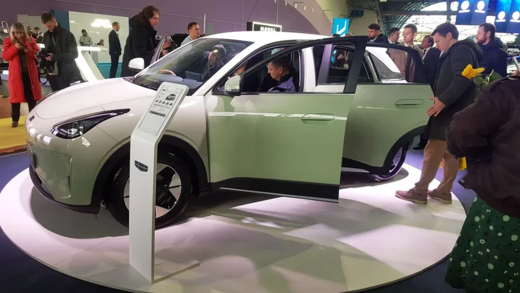 Geely EX2 вышел в бестселлеры. Почему в Беларуси пересаживаются на электрокары и гибриды