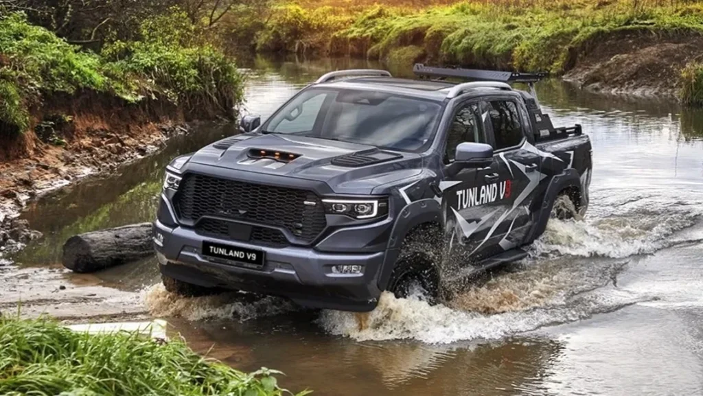 В России стартовали продажи бензинового Foton Tunland V9. Это 5,6-метровый пикап с 4×4
