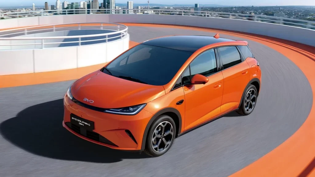 Линейку BYD пополнит дальнобойный гибрид Dolphin G. Он создан специально для Европы